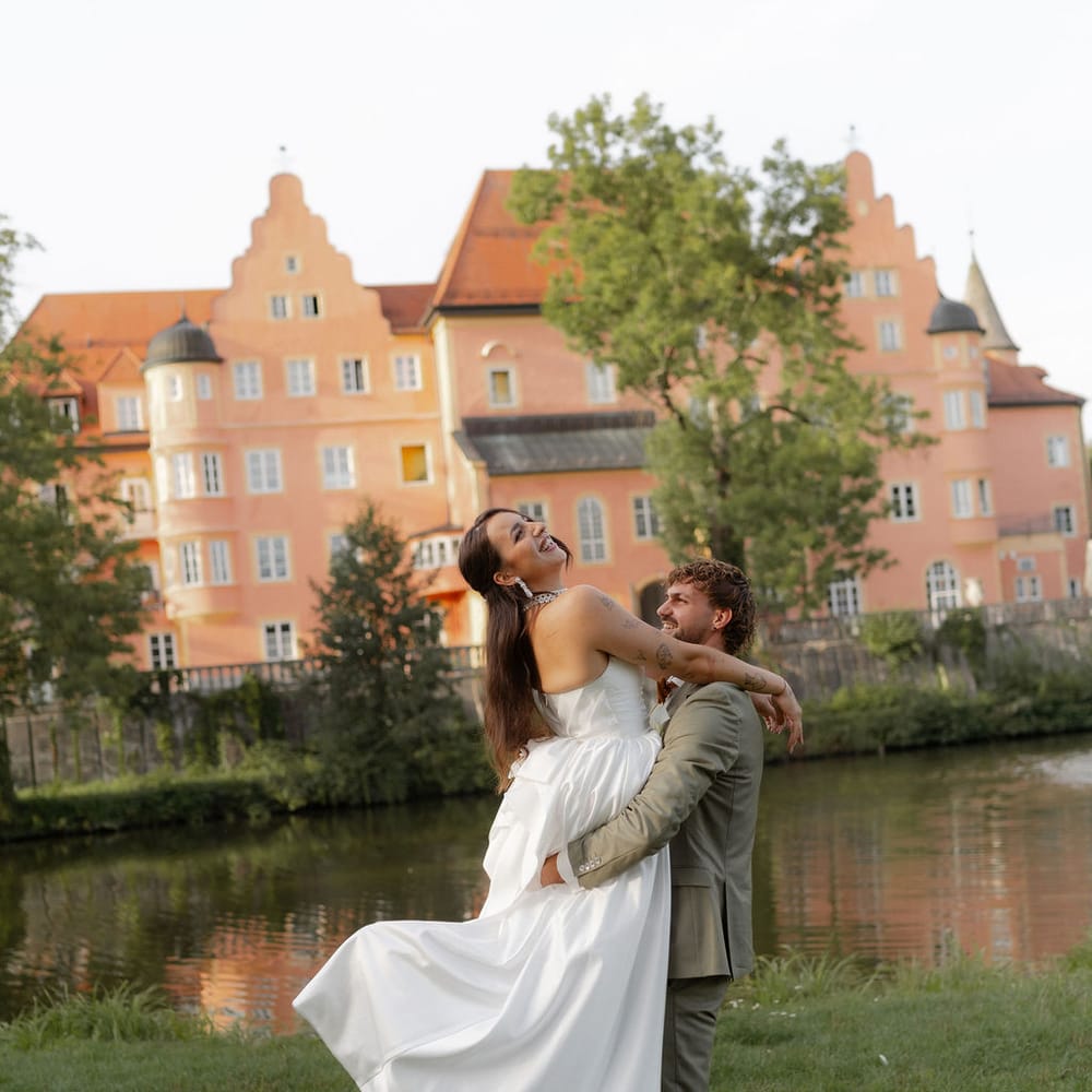 bride groom lift wasserschloss taufkirchen