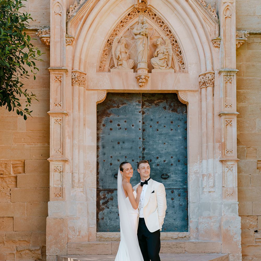 bride groom stone doorway embrace