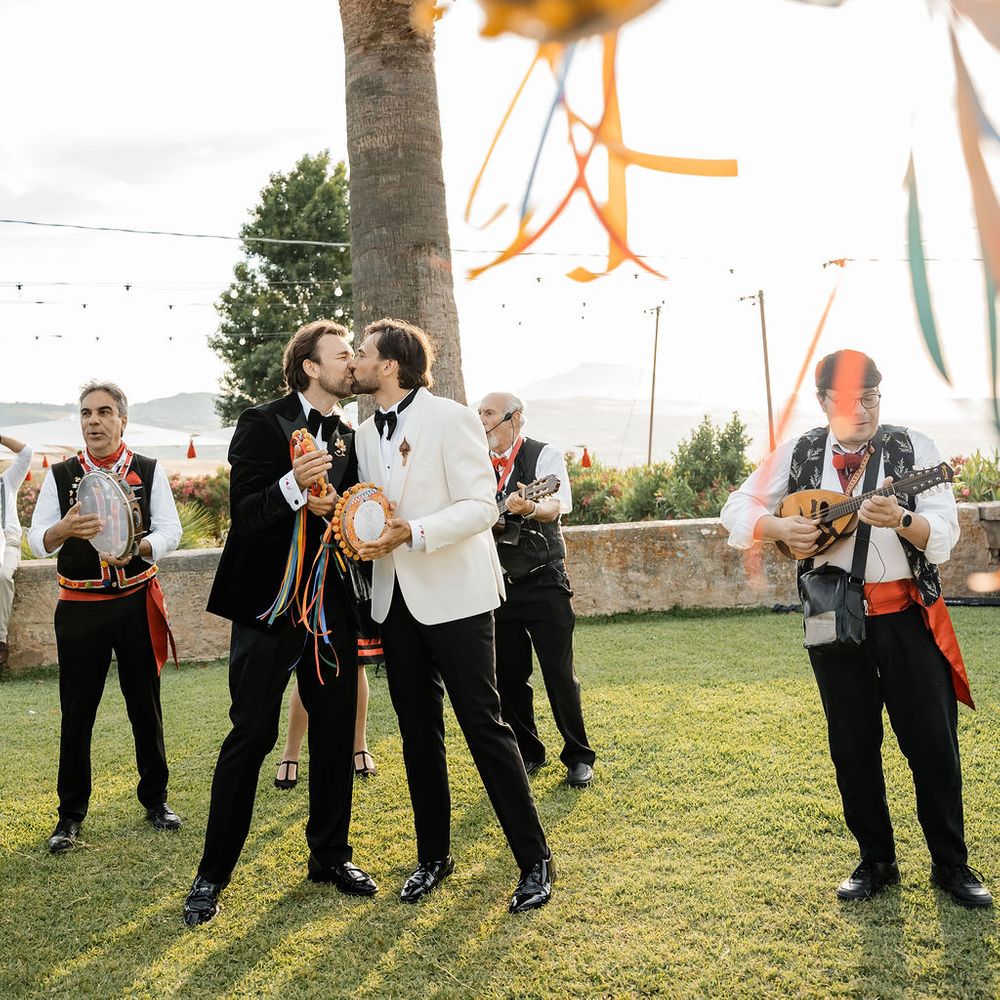 grooms kissing live italian band