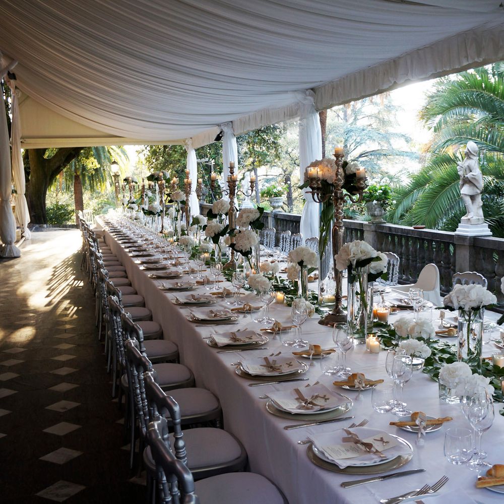 tavolo apparecchiato e decorato con fiori per matrimonio