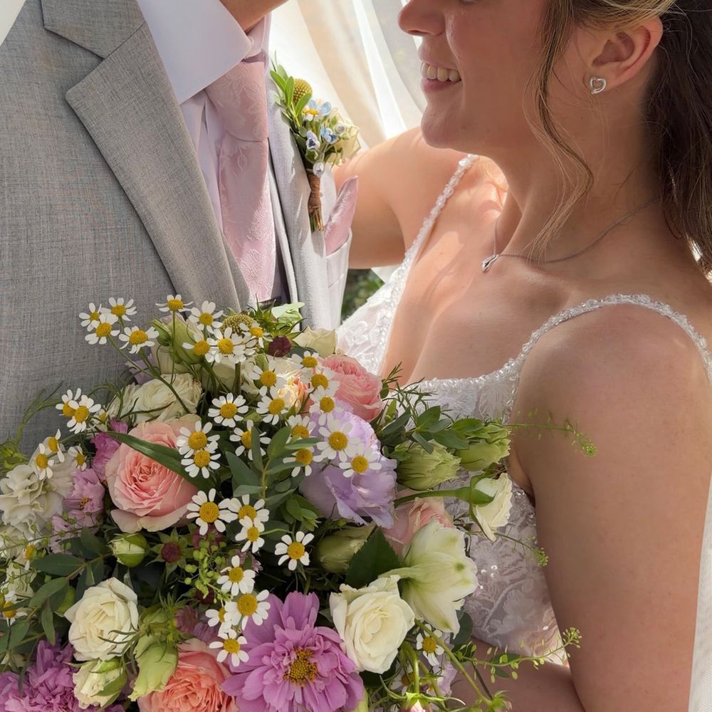 Wedding content creator capture couple kissing