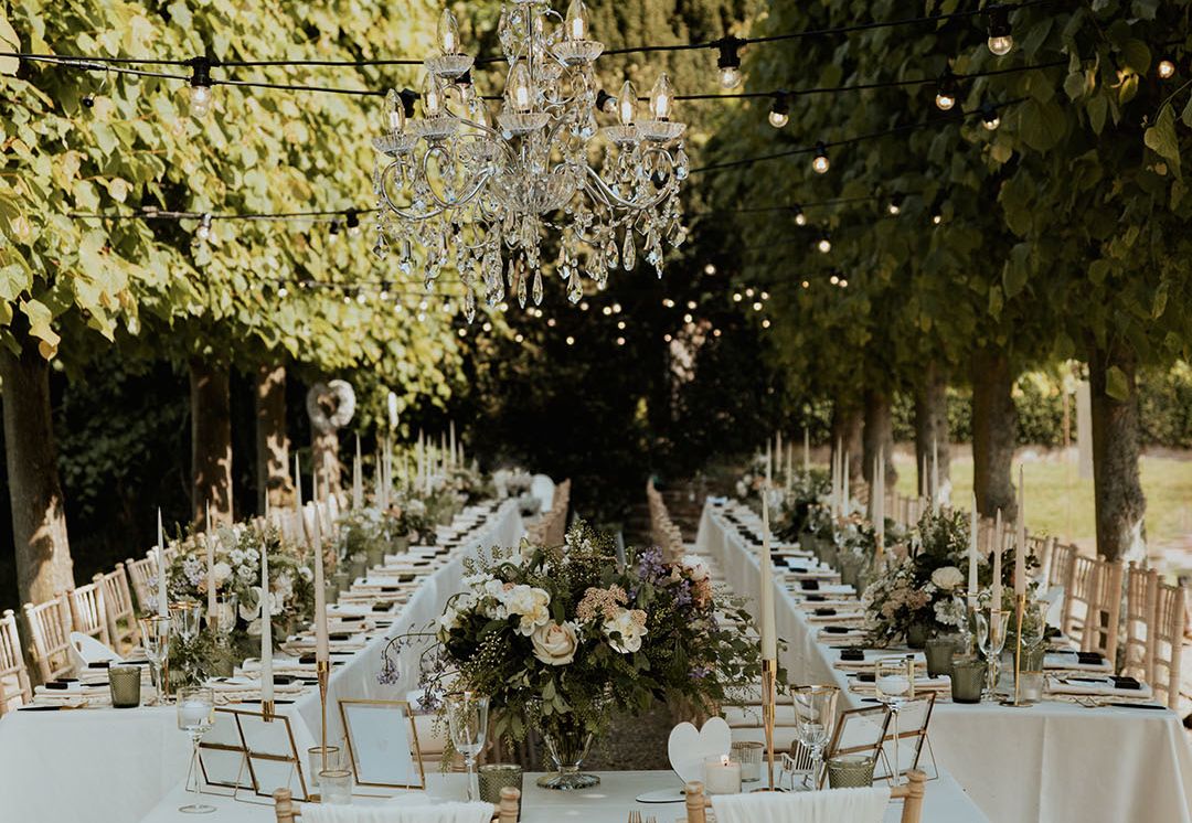 28 Sweetheart Table Ideas - Modern Seating Plans For Every Couple