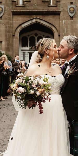 Drumtochty Castle wedding in Scotland with autumnal vibe including a black wedding cake!