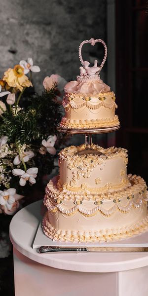 yellow wedding theme ideas with yellow wedding cake