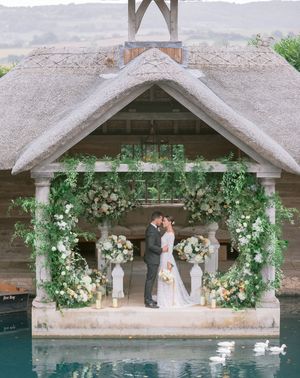 Elegant Euridge Manor wedding with yellow wedding flowers.