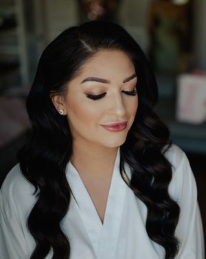 Wedding makeup ideas for every bride with shimmering eye shadows, winged eyeliner, dramatic lashes and blushed cheeks