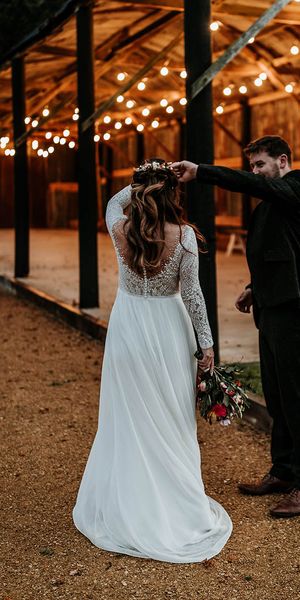 Countryside wedding at Silchester Farm with colourful flowers, couple portraits and natural styling for autumnal wedding.