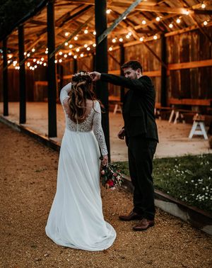 Countryside wedding at Silchester Farm with colourful flowers, couple portraits and natural styling for autumnal wedding.