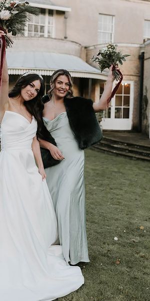 maid-of-honour-wearing-faux-fur-shawl-with-bride-hannah-partridge-photography
