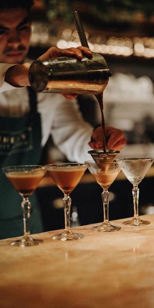 bartender-making-espresso-martini-wedding-cocktails