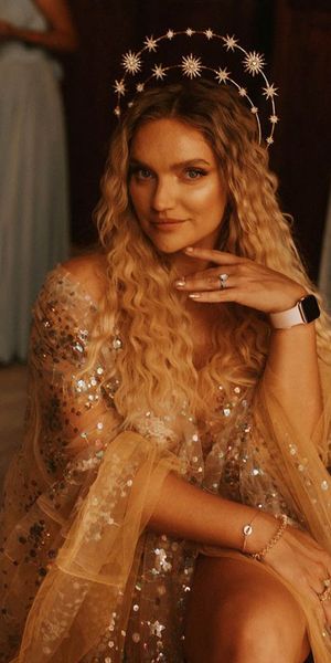 glowing-bride-in-gold-wedding-dress_best-wedding-wedding-tan