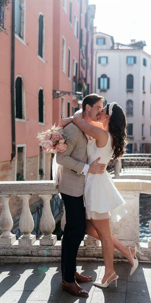 Bride and groom for elopement wedding in Venice, engagement moon idea