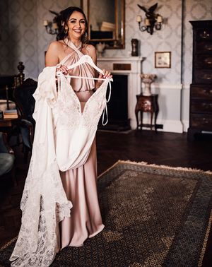 guide to bridesmaid duties with bridesmaid helping bride get ready