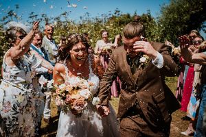 wedding confetti shot, Alexa Poppe