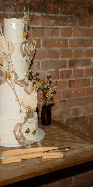Boho classic cake with gold highlights over four tiers, photo by Bates & Bates