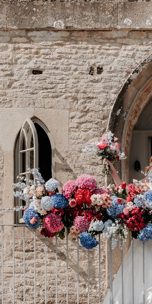 Bold & Colourful Staircase Flowers at Ivy Lodge, photo by Pat Partridge Photography