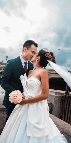A London pre-wedding engagement shoot at Westminster bridge