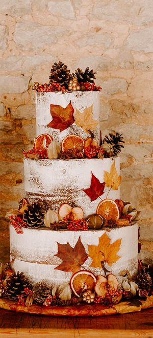 Autumn wedding cakes ideas and inspiration with autumn leaves for the fall season