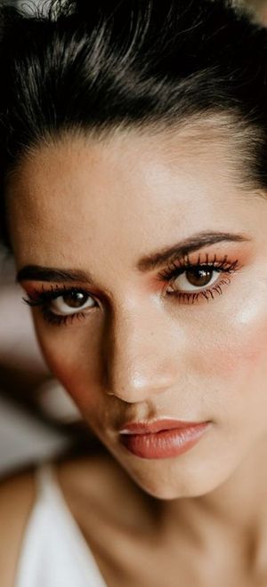 bride-wearing-wedding-mascara-with-long-thick-eyelashes