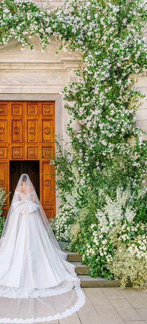 stunning-white-wedding-flowers-wedding-flower-trends-2025