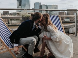 London wedding couple kiss infront of the shard by Jodiedcmitchell Photography