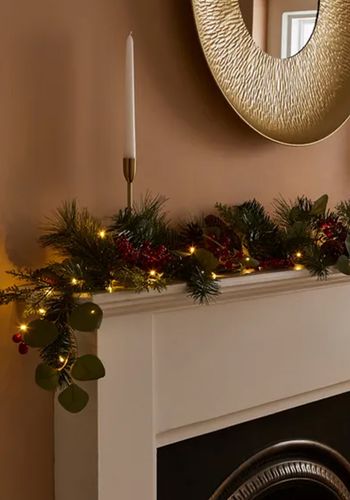 dunelm-festive-garland-with-pinecones