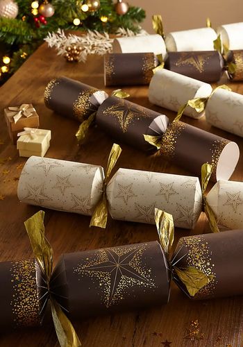 Pack of 6 value christmas crackers in cream & black design with gold stars