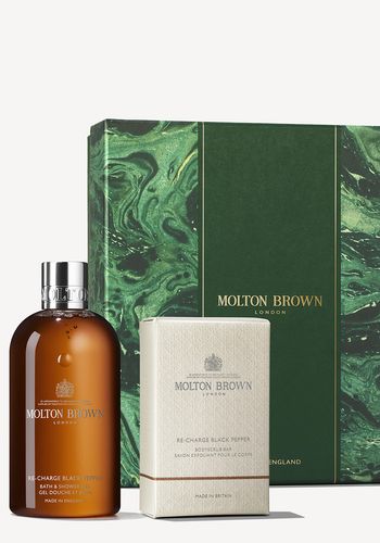 molton brown black pepper gift set, including a body wash and exfoliating scrub bar as gift set idea for men.