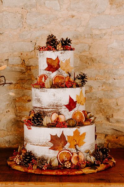 Autumn wedding cakes ideas and inspiration with autumn leaves for the fall season