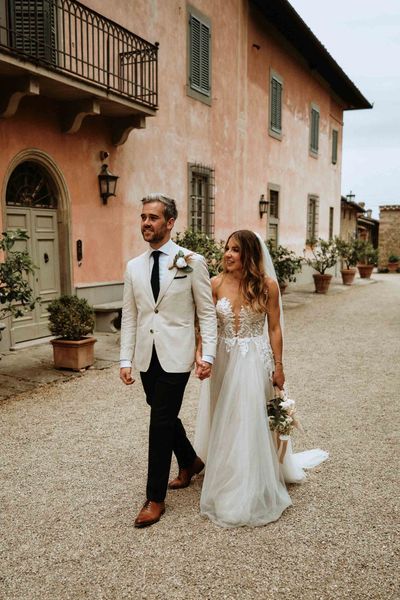 Outdoor wedding in Tuscany with prosecco wall