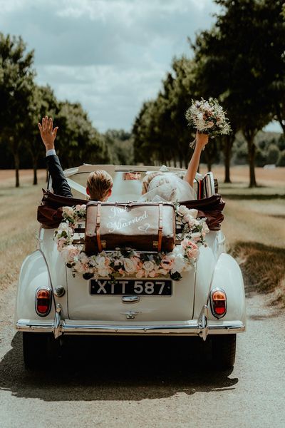 how to decorate a wedding car