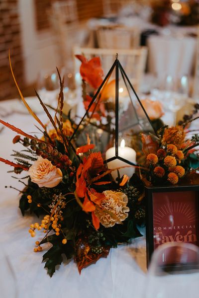 Wedding table centrepiece idea with autumnal wedding theme decor.