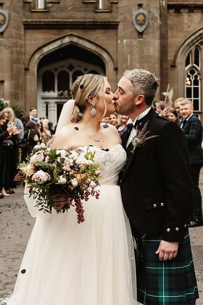 Drumtochty Castle wedding in Scotland with autumnal vibe including a black wedding cake!