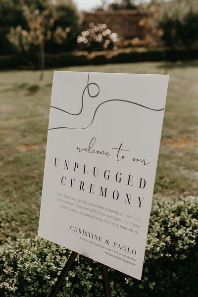 What is an unplugged wedding ceremony? We explain what it is and lots of tips and advice for having one