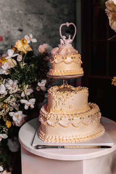 yellow wedding theme ideas with yellow wedding cake