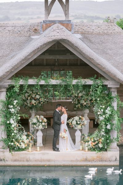 Elegant Euridge Manor wedding with yellow wedding flowers.