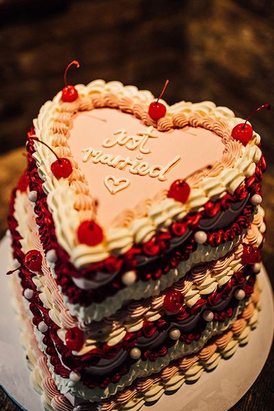 Retro heart shaped wedding cake for Valentine's Day wedding ideas