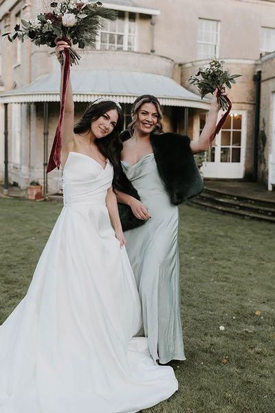 maid-of-honour-wearing-faux-fur-shawl-with-bride-hannah-partridge-photography