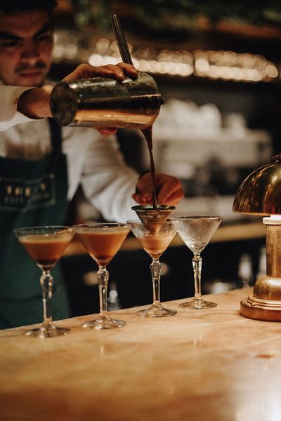 bartender-making-espresso-martini-wedding-cocktails