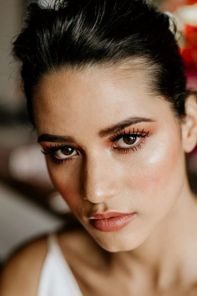 bride-wearing-wedding-mascara-with-long-thick-eyelashes