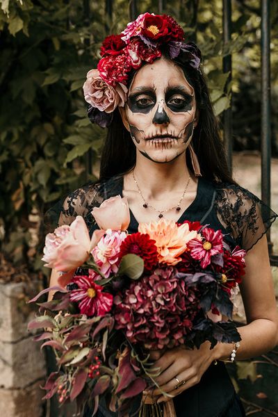 dia-de-los-muertos-wedding-inspiration-with-facepaint-and-flower-headdress