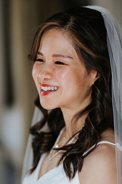 bride with glowy skin and natural makeup for wedding day 