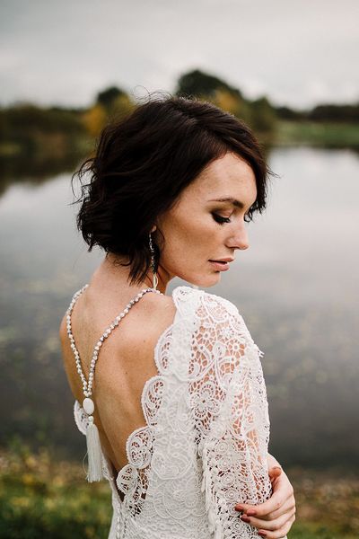 bride-with-wavy-wedding-hairstyle-for-short-hair