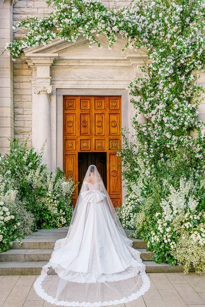 stunning-white-wedding-flowers-wedding-flower-trends-2025