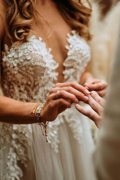 wedding-planning-checklist-wedding-ring-exchange-at-ceremony