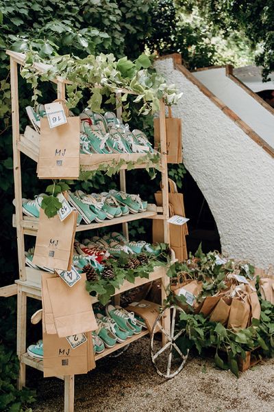 Converse Trainer Favours for a Malaga Wedding at La Casilla de Maera | Sole Alonso Wedding Dress | Sara Lobla Photography | Un Par de Medias Film