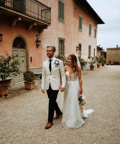 Outdoor wedding in Tuscany with prosecco wall