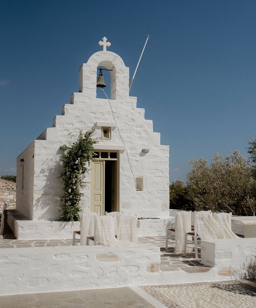 private villa wedding in Greece with white flowers