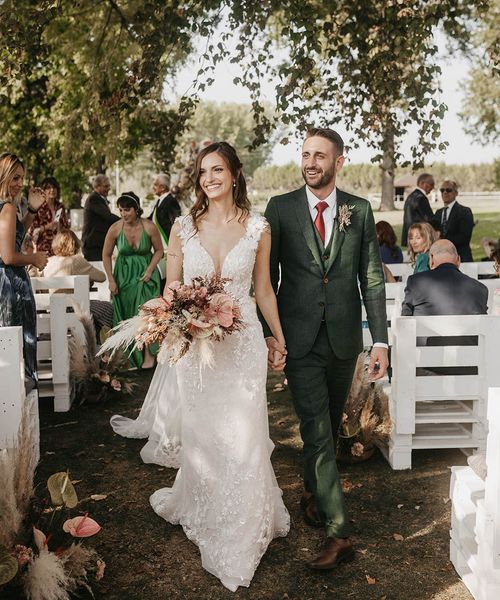 Boho Relais Tenuta Il Cigno vegan & eco-friendly wedding with horse, pampas grass decor and appliqué wedding dress