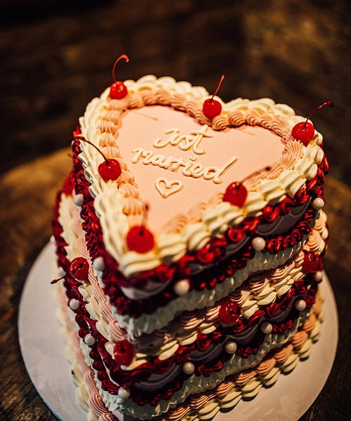 Retro heart shaped wedding cake for Valentine's Day wedding ideas